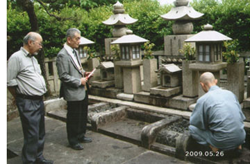 傳三郎碑墓参