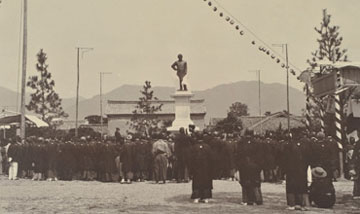 傳三郎銅像